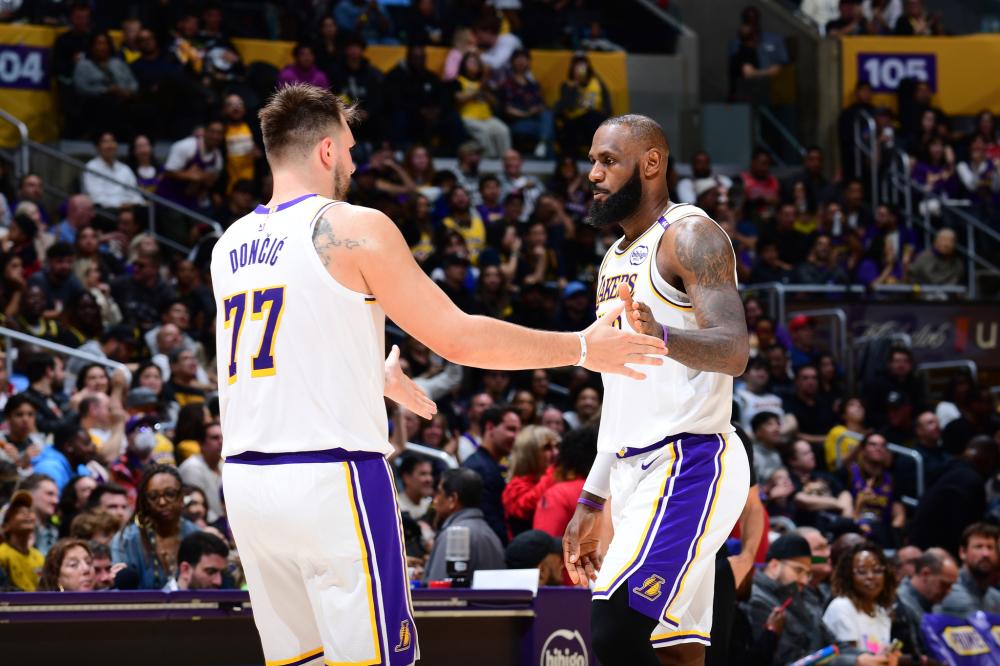 ATP总决赛第4日综述：辛纳两连胜提前晋级，谢尔顿遭逆转无缘四强